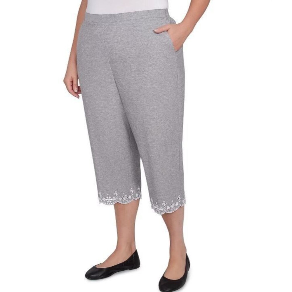Alfred Dunner Crystal Springs Chambray Eyelet Capri Pants 16 Gray Linen Blend